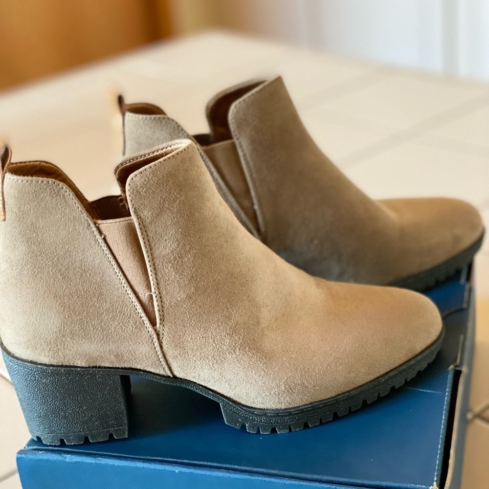 Dr Scholl’s London Brown bootie.  New, never worn in original box. Size 6.5m